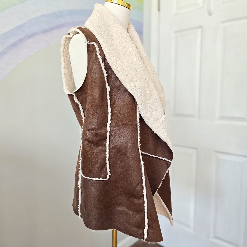 Me Jane | Large | Two Tone Faux Fur And Faux Suede Waterfall Vest - Picture 3 of 10